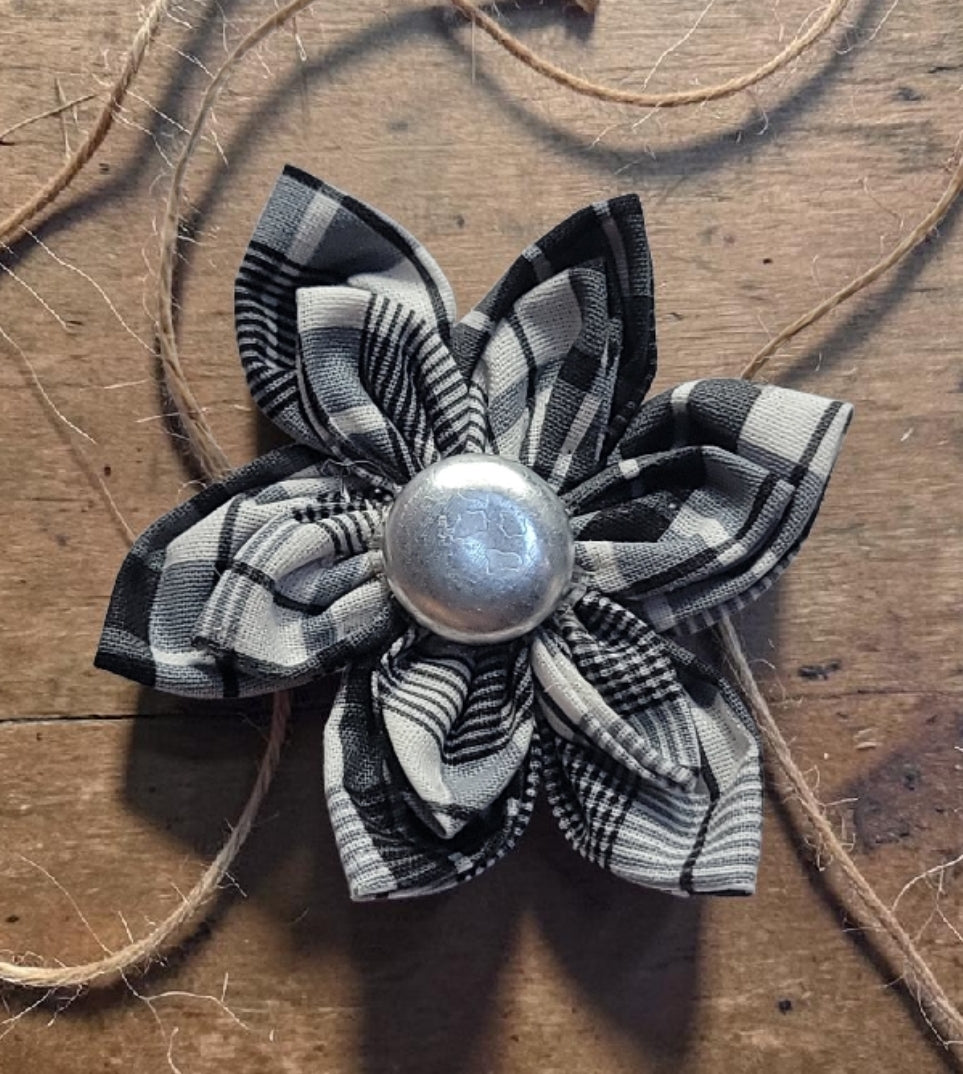 Classic black and White Collar Flower