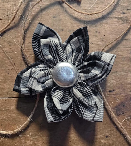 Classic black and White Collar Flower